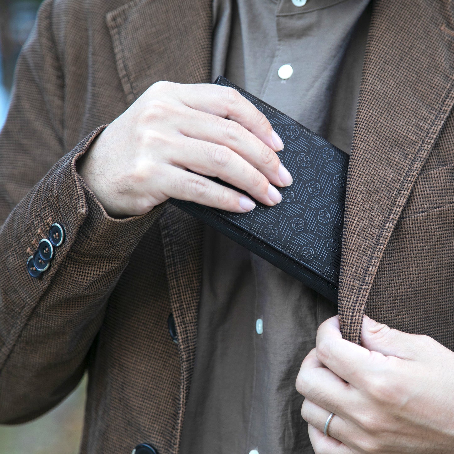 のレン 吉祥文様 印伝 長財布 / 日本製 鹿革(表側)・牛革(内側)  19×9.5×1.8cm 革財布