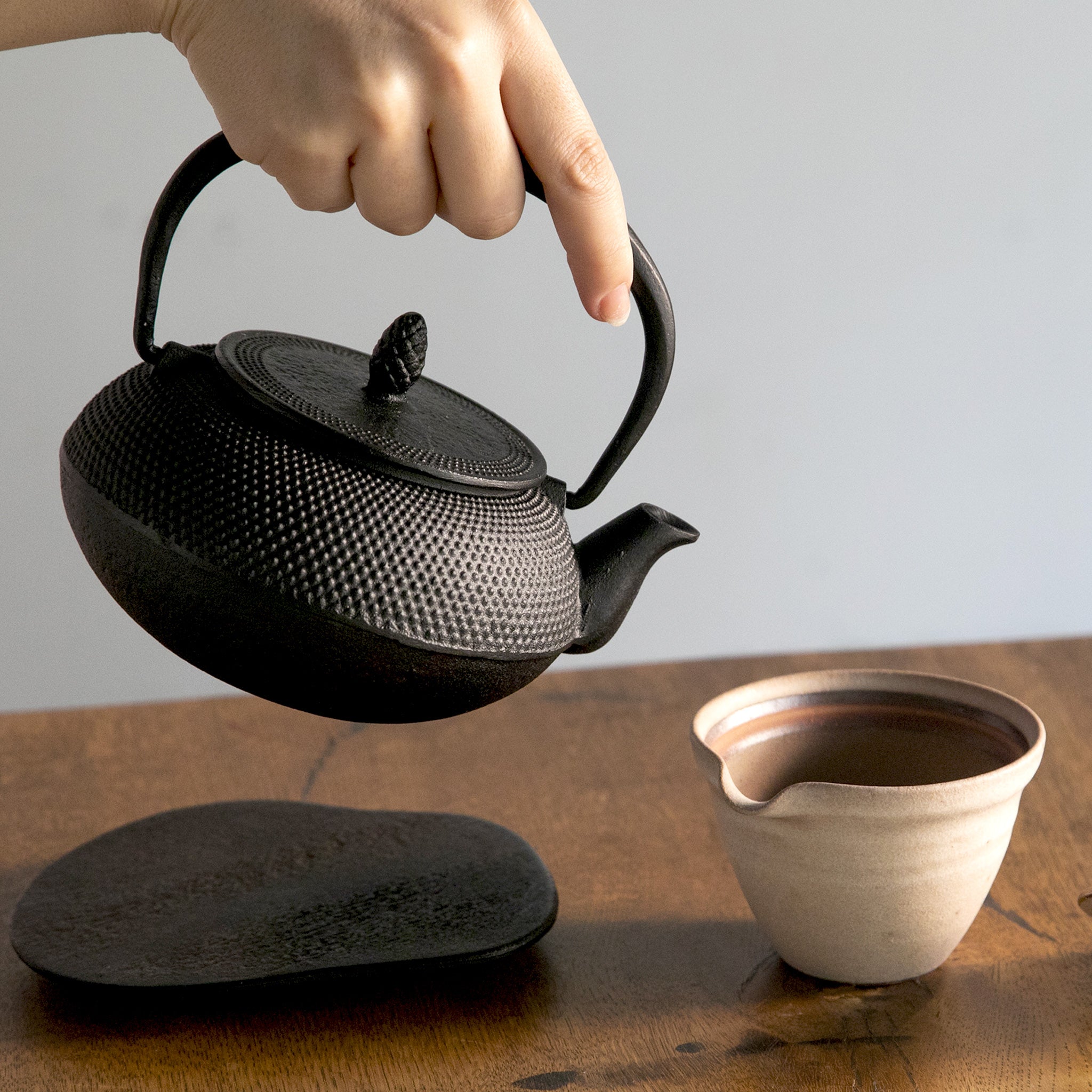 ロジアソシエイツ 南部鉄器急須 あられ 0.4L – NOREN JAPAN 公式通販